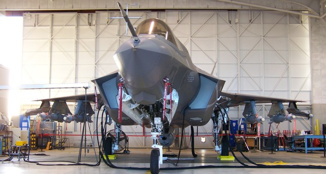 Với các thiết bị hiện đại hơn như các hệ thống cảm biến, máy tính trên máy bay, việc bảo dưỡng diễn ra phức tạp hợp nhiều khi chiếc F-35 cần phải được kết nối vào hệ thống máy tính riêng biệt. Nguồn ảnh: BI.