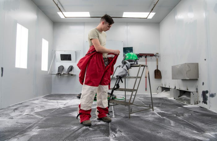 Để có thể tiếp cận và bảo dưỡng được hệ thống radar của chiếc F-35, người thợ bảo trì sẽ cần mặc một bộ quần áo không khác gì quân phục của lực lượng phòng hoá. Nguồn ảnh: BI.