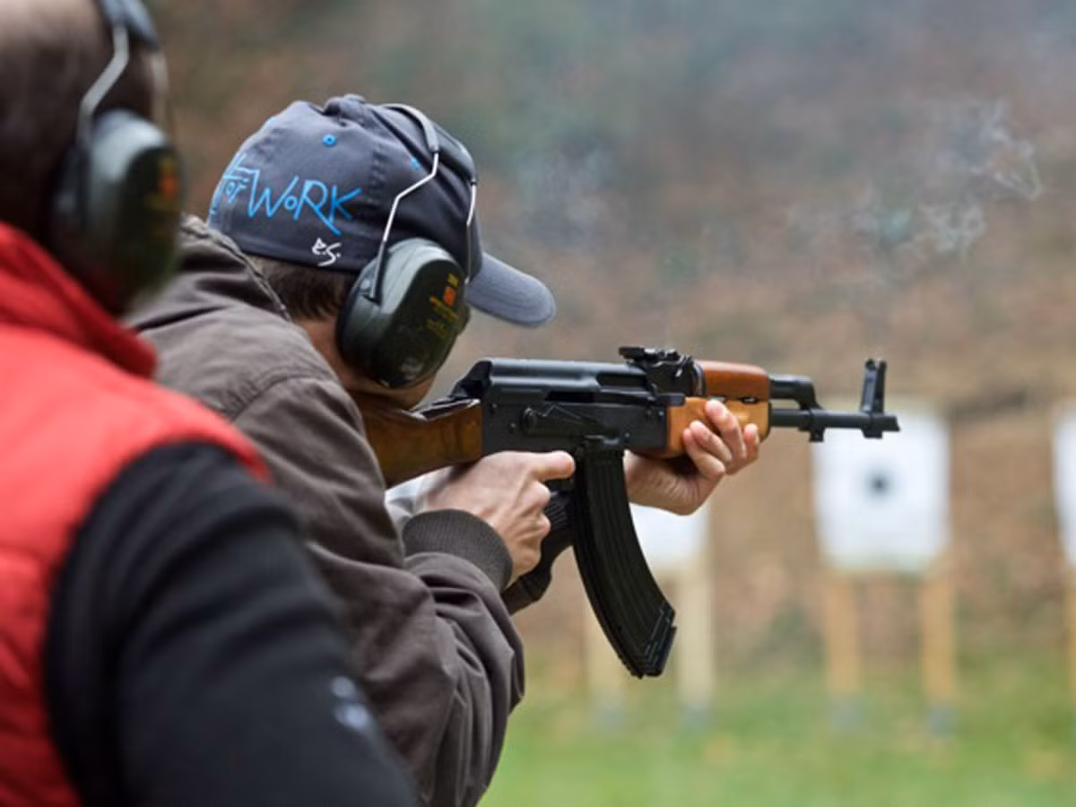 Ra đời vào năm 1947, khẩu súng này đã nhanh chóng được chọn làm mẫu súng trường tấn công cơ bản của Hồng quân Liên Xô, đưa trang bị của lực lượng này lên một tầm cao mới khi mà quân đội Mỹ cùng phương Tây vẫn đang dùng tiểu liên và súng trường tự động. Nguồn ảnh: Pinterest.