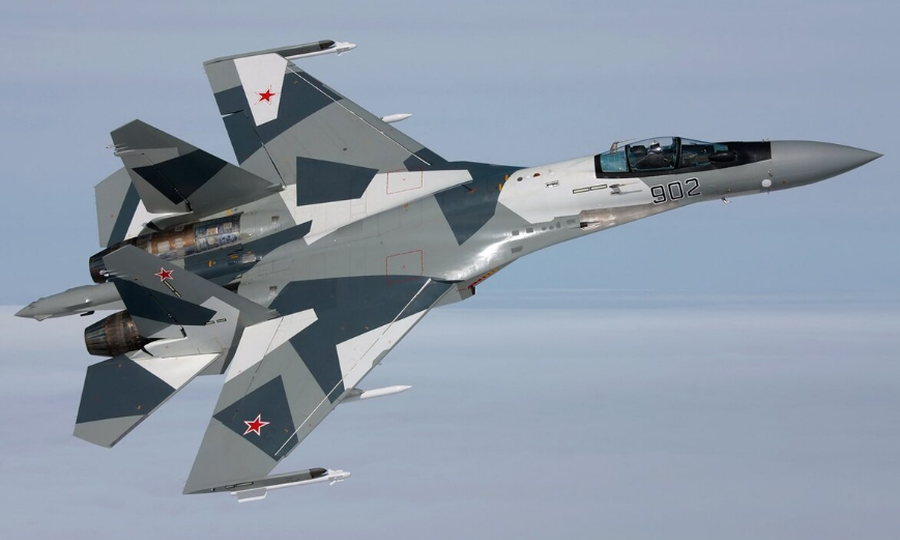 Trong năm 2020 và 2021 tới đây, Nga sẽ bắt đầu chuyển giao những tiêm kích Su-35 phiên bản Su-35E đầu tiên cho phía Ai Cập. Trước động thái này, Mỹ đã có phản ứng "doạ dẫm" Ai Câp nếu nước này nhất quyết chọn mua vũ khí từ Moscow. Nguồn ảnh: Rumil.
