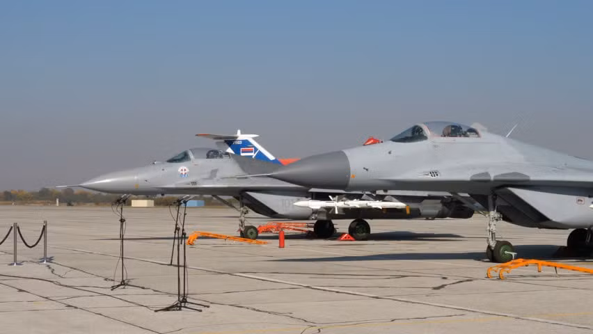 Gần đây, Nga đã có động thái thiết thực đầu tiên đó là tặng cho không quân Serbia 4 tiêm kích hạng nhẹ MiG-29 đã qua sử dụng, chúng được nâng cấp lên tiêu chuẩn MiG-29SMT khá hiện đại.