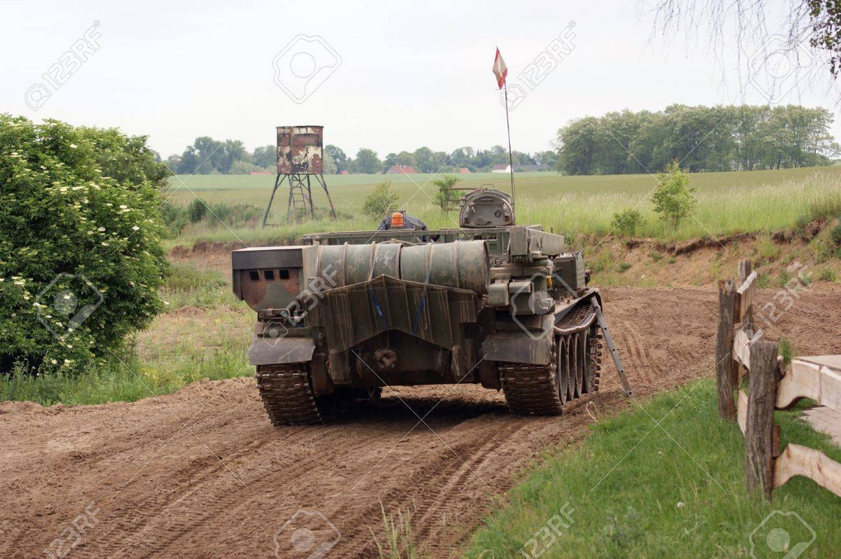 Nhận thấy sức mạnh của quân đội Đông Đức, chính quyền Tây Đức ngay lập tức tiếp nhận lực lượng này. Mọi trang bị, vũ khí ở những khu vực quân đội Đông Đức đóng quan trước đây đều được giữ nguyên, lãnh đạo chủ chốt được Tây Đức bổ nhiệm và tiền lương được Tây Đức chi trả cho binh lính như cũ. Nguồn ảnh: Pinterest.