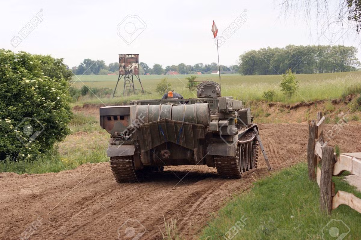 Nhận thấy sức mạnh của quân đội Đông Đức, chính quyền Tây Đức ngay lập tức tiếp nhận lực lượng này. Mọi trang bị, vũ khí ở những khu vực quân đội Đông Đức đóng quan trước đây đều được giữ nguyên, lãnh đạo chủ chốt được Tây Đức bổ nhiệm và tiền lương được Tây Đức chi trả cho binh lính như cũ. Nguồn ảnh: Pinterest.