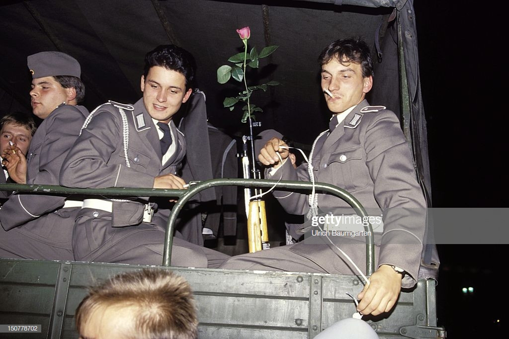 Tuy nhiên, tới năm 1990, cùng với sự sụp đổ của Bức tường Berlin và sự giải thể của chính quyền Đông Đức, quân đội nước này đã rơi vào cảnh "bơ vơ". Nguồn ảnh: Pinterest.