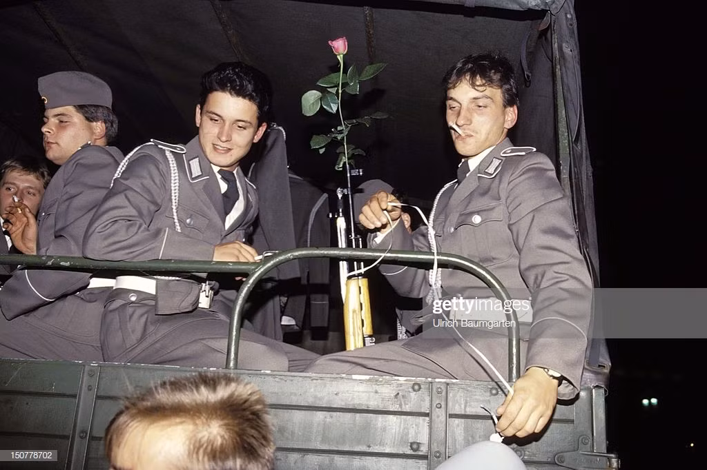 Tuy nhiên, tới năm 1990, cùng với sự sụp đổ của Bức tường Berlin và sự giải thể của chính quyền Đông Đức, quân đội nước này đã rơi vào cảnh "bơ vơ". Nguồn ảnh: Pinterest.