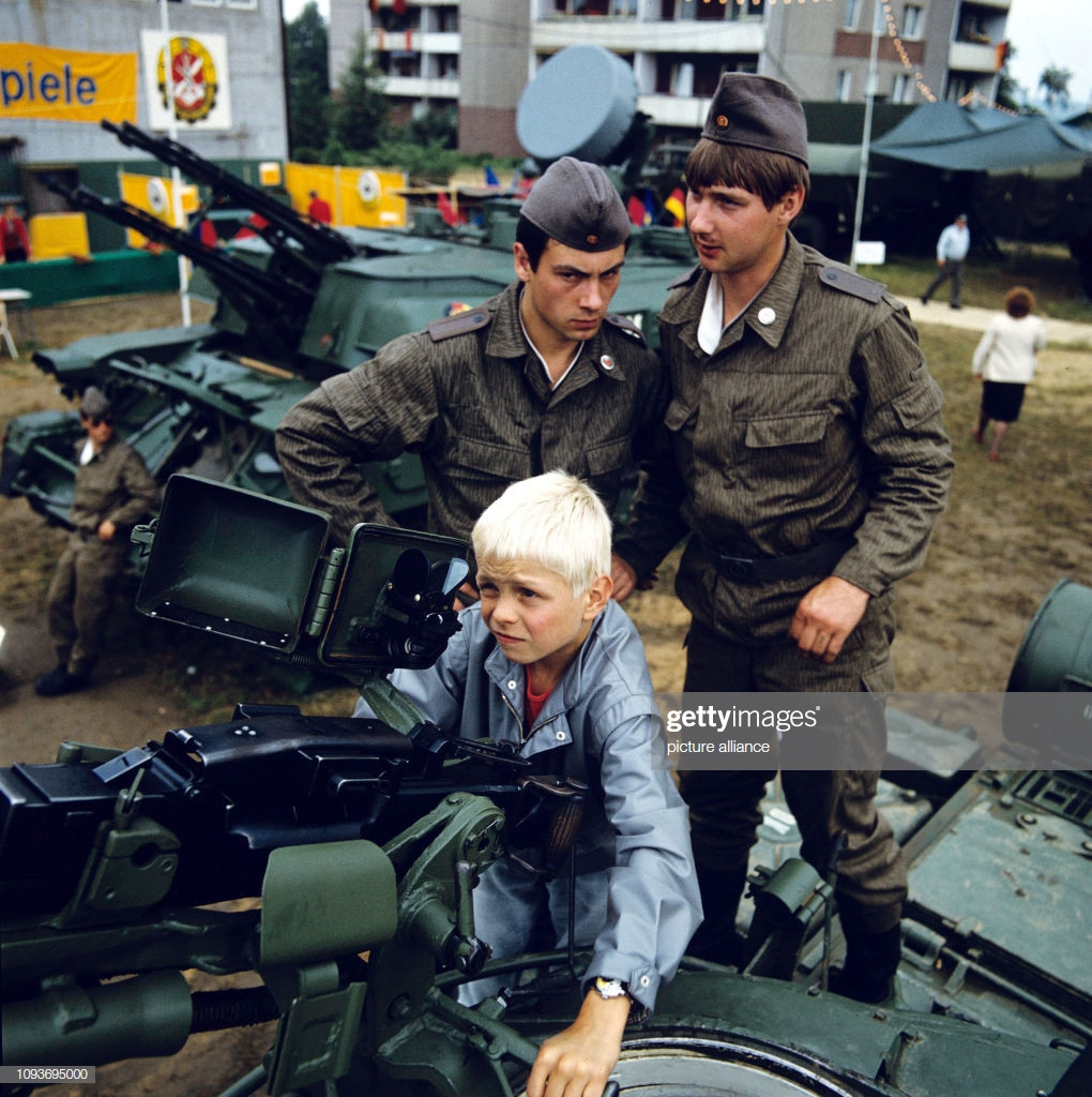 Bằng chính sách này, toàn bộ kho tàng, khí tài của đội quân thiện chiến bậc nhất khối Warsaw đã được bảo toàn, mang lại sức mạnh đáng ghê gớm cho quân đội của nước Đức thống nhất. Nguồn ảnh: Pinterest.