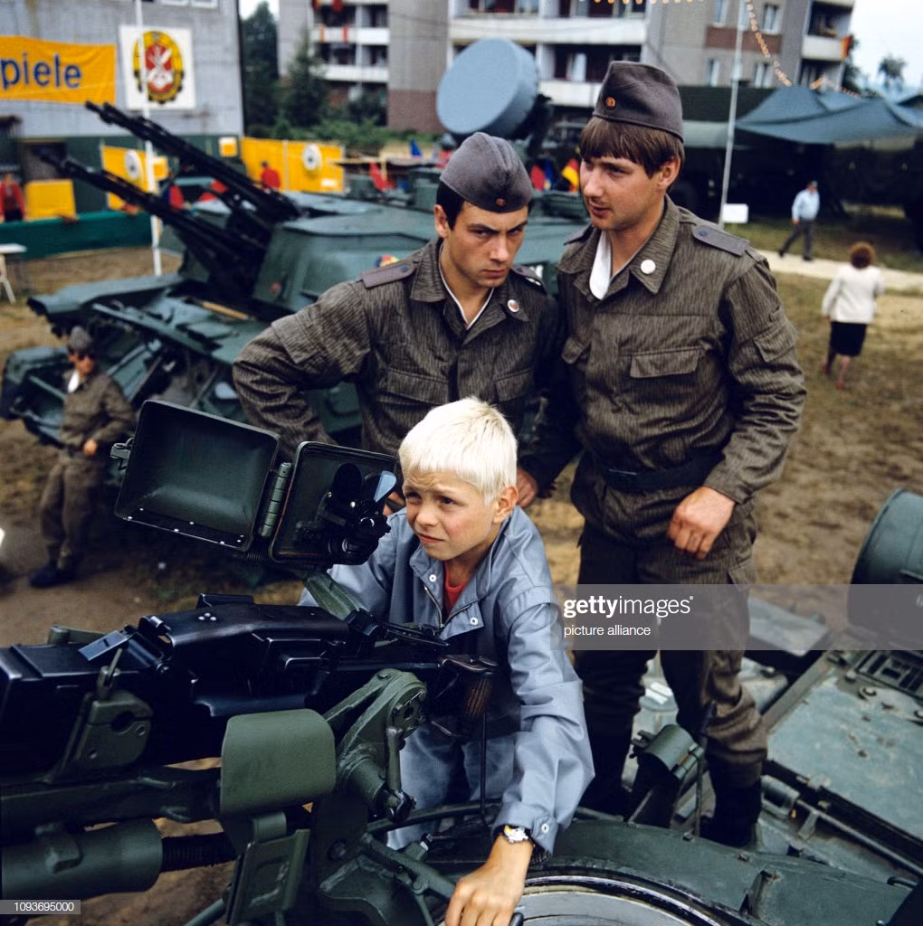 Bằng chính sách này, toàn bộ kho tàng, khí tài của đội quân thiện chiến bậc nhất khối Warsaw đã được bảo toàn, mang lại sức mạnh đáng ghê gớm cho quân đội của nước Đức thống nhất. Nguồn ảnh: Pinterest.