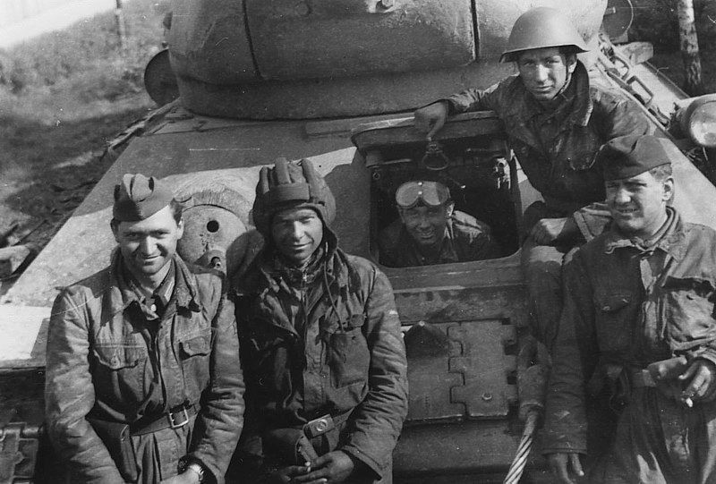 Theo thống kê, khi Bức tường Berlin sụp đổ, quân đội Đông Đức đang có trong tay 767 trực thăng và máy bay các loại, 208 tàu chiến, 2761 xe tăng, hơn 130.000 phương tiện bánh lốp, 2200 khẩu pháo, 1,4 triệu vũ khí cá nhân, 303.000 tấn đạn dược các loại và hơn 14.000 tấn xăng dầu cùng nhiên liệu thô. Nguồn ảnh: Pinterest.