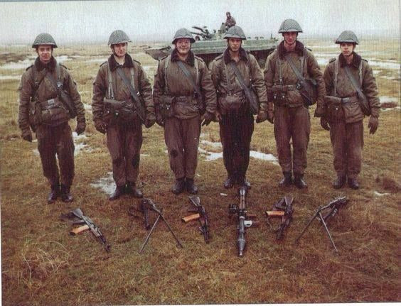 Dù "sinh sau đẻ muộn", tuy nhiên lực lượng quân đội này lại kế thừa được rất nhiều tinh hoa của quân đội Đức trong Chiến tranh Thế giới thứ hai. Cụ thể, gần như mọi tướng lĩnh cao cấp nhất của quân đội Đông Đức khi được thành lập đều là tướng lĩnh có kinh nghiệm thực chiến trong chiến tranh thế giới. Nguồn ảnh: Pinterest.