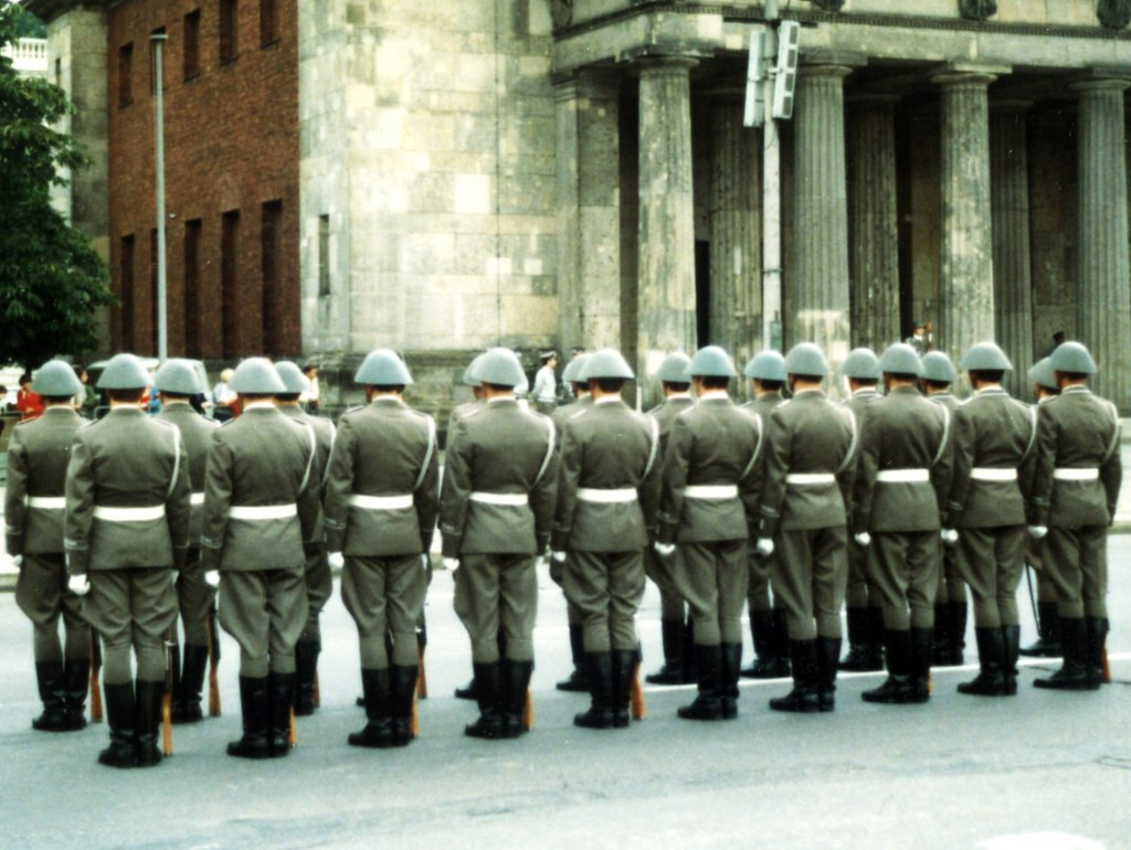 Đông Đức cũng là quốc gia duy nhất trong khối liên minh quân sự Warsaw cho phép những người "phản đối lệnh nghĩa vụ quân sự" được tham gia quân đội nhưng không phải gia nhập các đơn vị trực tiếp chiến đấu. Nguồn ảnh: Pinterest.