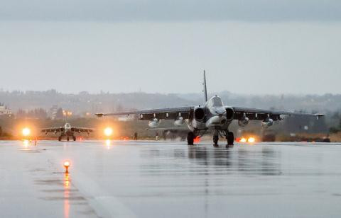 Nguyên mẫu T-8 của Su-25 bay chuyến đầu vào tháng 2-1975, nhưng sau đó Liên Xô đã thay đổi một số chi tiết trước khi sản xuất loạt.