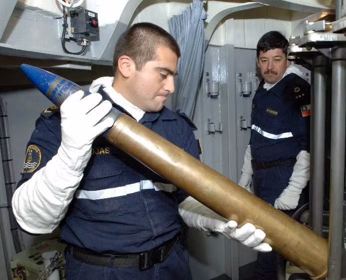 Cỡ đạn mà khẩu pháo này sử dụng là 76x636mm - tương đồng với cỡ đạn đang được sử dụng trên các tàu lớp Pohang mà Hàn Quốc chuyển giao cho chúng ta. Vậy nên bài toán nguồn cung đạn dược sẽ có thể được giải quyết dễ dàng. Nguồn ảnh: Pinterest.