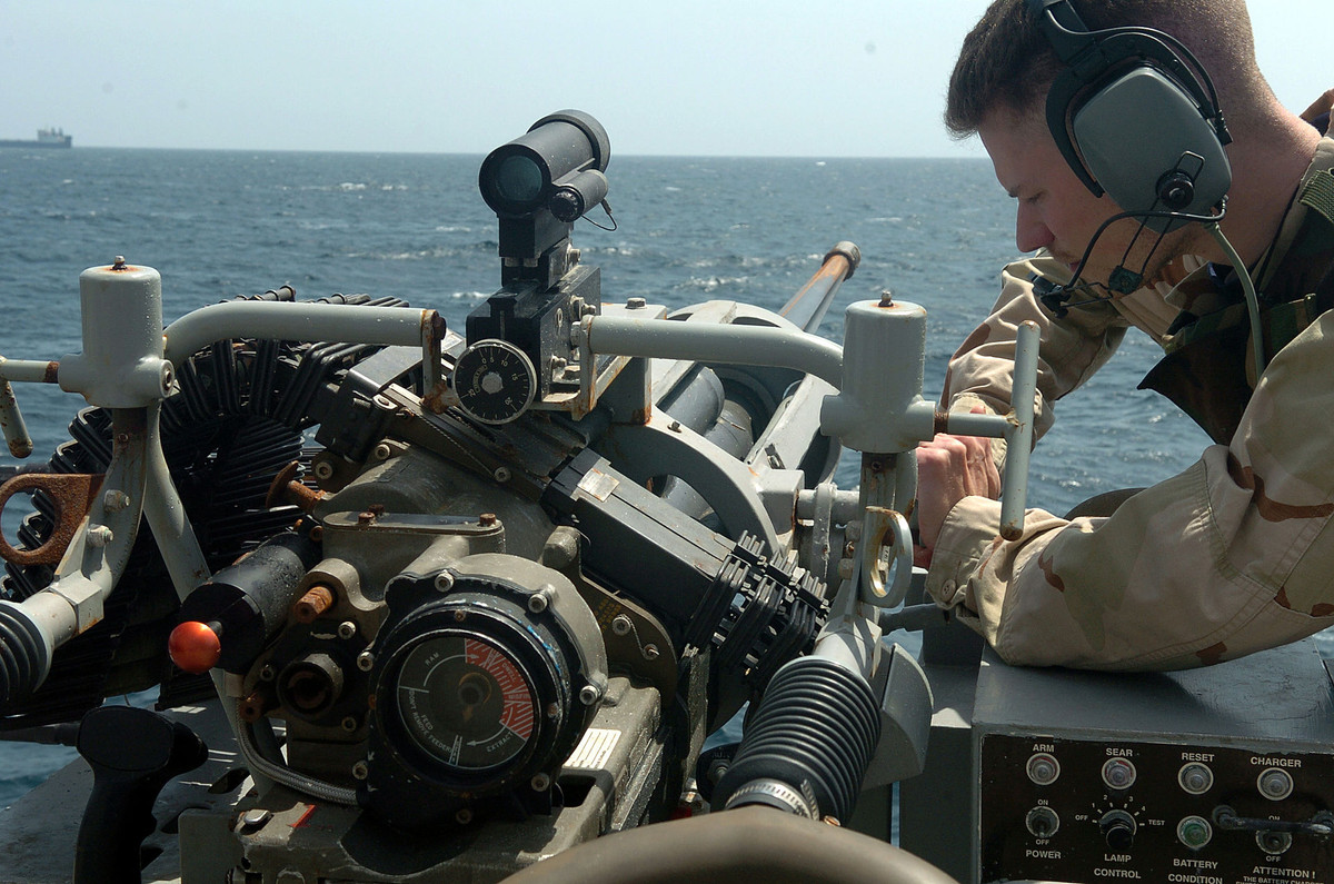 Đầu tiên là tổ hợp pháo Mk38. Đây là tổ hợp pháo dành riêng cho hải quân được phát triển từ pháo M242 Bushmaster. Nguồn ảnh: Pinterest.