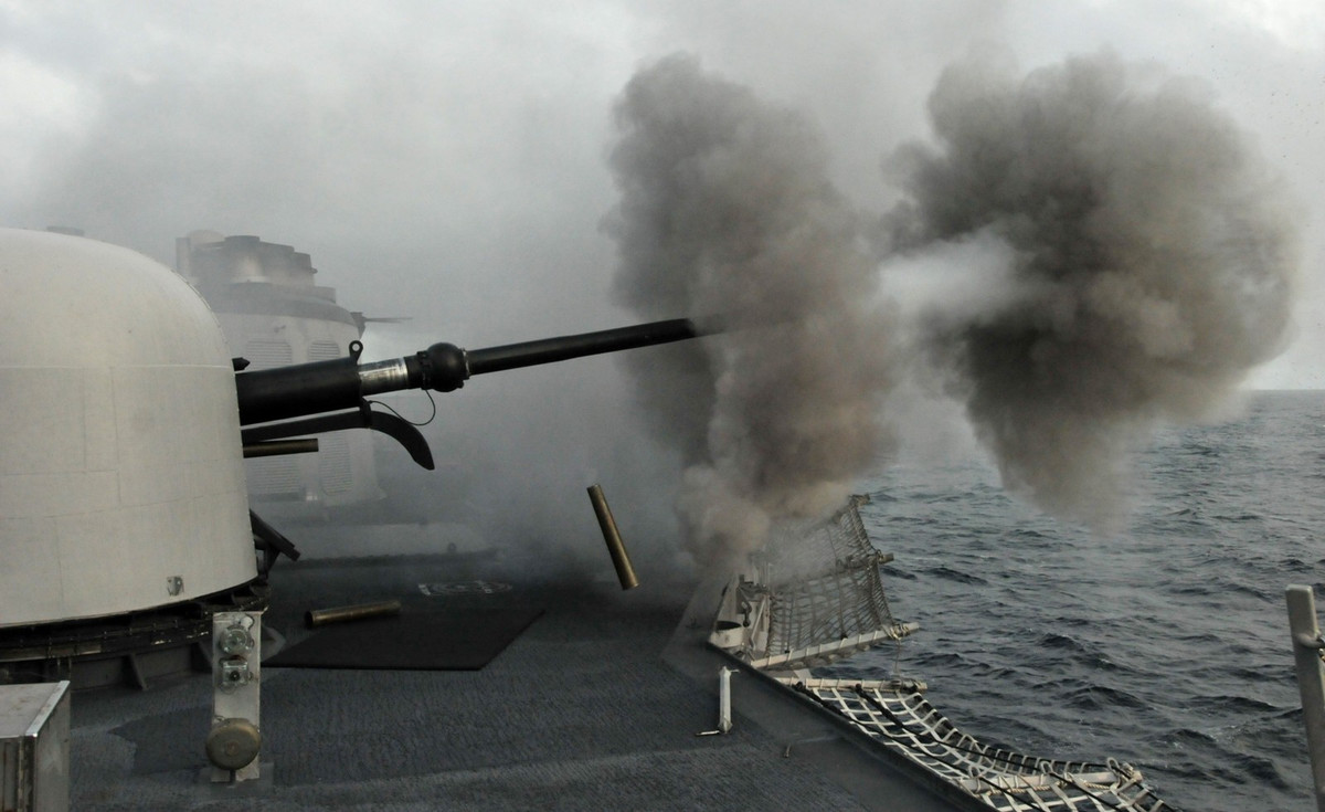Cuối cùng là thứ vũ khí có "cơ may" được giữ lại nhiều nhất khi Mỹ bàn giao tàu Hamilton cho chúng ta - đó là khẩu pháo chính trên tàu, hải pháo ÔT Melara 76mm. Nguồn ảnh: Pinterest.