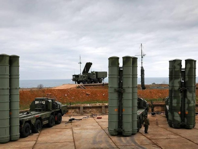 Nhưng bên cạnh đó, luồng ý kiến khác cho rằng hệ thống nhận dạng địch - ta mà Nga cài đặt cho S-400 chỉ có tác dụng đơn thuần là cảnh báo chứ không thể ngăn tên lửa khai hỏa.