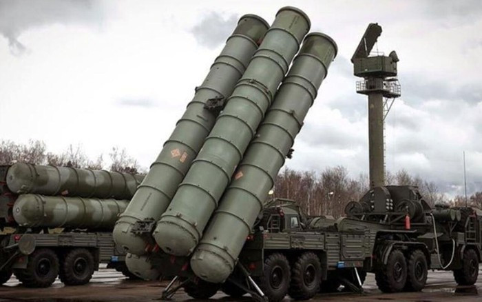 "Bán S-400 cho Thổ Nhĩ Kỳ là một rủi ro nhất định đối với Nga. Đương nhiên, các nhà phát triển thừa nhận nguy cơ hệ thống phòng không tối tân này có thể được sử dụng để chống lại máy bay quân sự Nga".