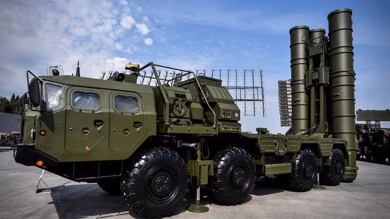 Nguyên nhân chủ yếu được chỉ ra đó là radar của S-400 Triumf không xác định máy bay chiến đấu của Nga là mục tiêu do đã được can thiệp bằng biện pháp kỹ thuật.