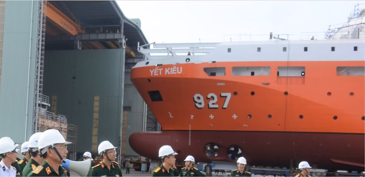 Có vẻ như, tàu cứu hộ tàu ngầm số hiệu 927 đang được hoàn thiện những khâu cuối cùng trước khi được cho hạ thuỷ. Nguồn ảnh: QDND.