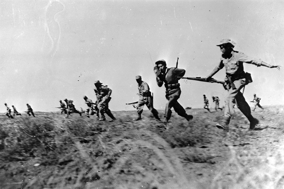 Trong quá trình dựng nước, không chỉ một lần mà nhiều lần, các cuộc chiến tranh giữa Israel với liên minh Ả Rập đã diễn ra, nhiều lần người Israel thậm chí đã bị đánh đuổi ra tận biển tưởng chừng không còn đường lui, tuy nhiên họ vẫn phản công và giữ vững được đất nước non trẻ mới thành lập. Nguồn ảnh: BI.