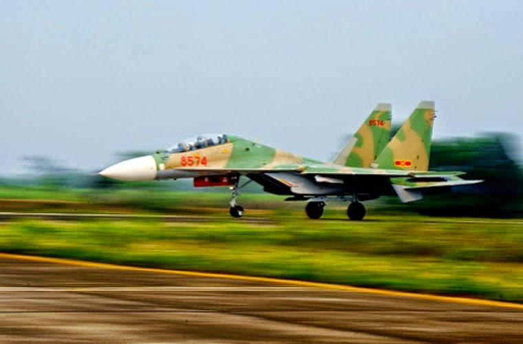 Sở dĩ Su-30MK2V có tốc độ thấp hơn so với Su-22 là do học thuyết không chiến khi Su-30MK2V ra đời đã thay đổi rất nhiều so với thời Su-22. Theo đó, tốc độ không còn là yếu tố sống còn của một chiến đấu cơ. Nguồn ảnh: KQVN.