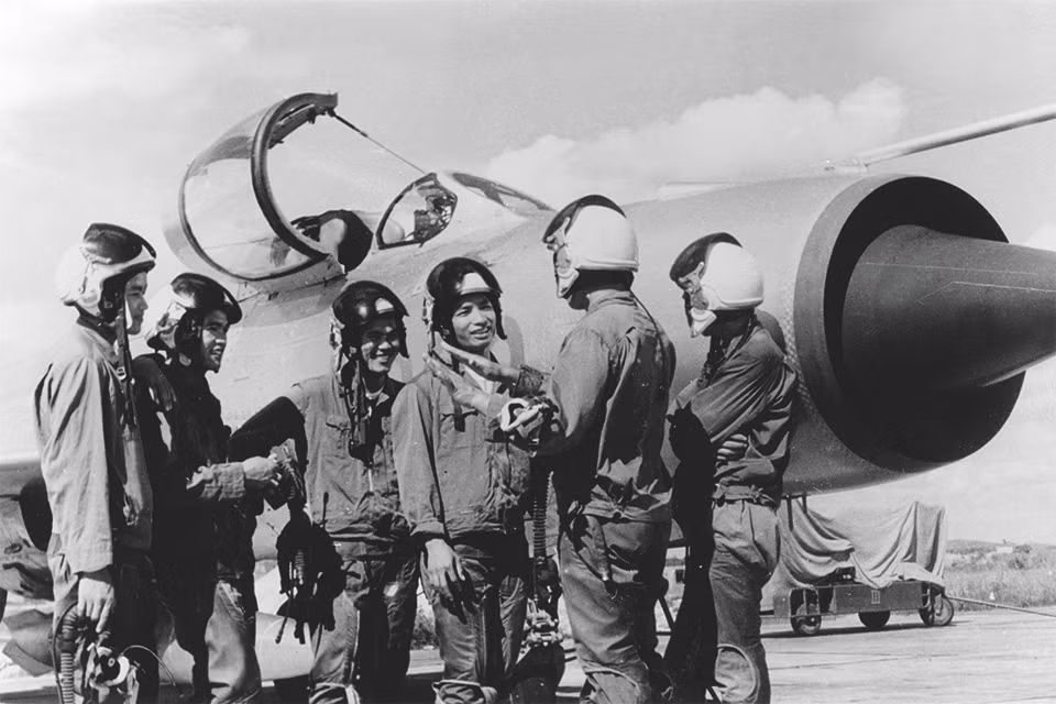 Một điểm đáng ngạc nhiên đó là dù có tốc độ cao hơn cả Su-30MK2V, MiG-21 chỉ được trang bị duy nhất một động cơ phản lực. Phiên bản MiG-21 Bis được trang bị một động cơ Tumansky R-25-300 cho phép nó cất cánh được với trọng lượng tối đa chỉ 10,4 tấn. Nguồn ảnh: TL.