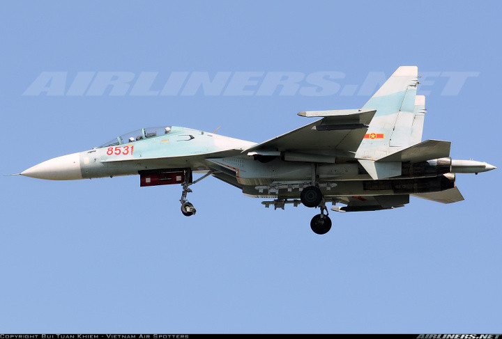 Tốc độ tối đa của tiêm kích Su-30MK2V trong biên chế Không quân Việt Nam tối đa chỉ vào khoảng Mach 2 - tương đương với 2120 km/h khi bay ở độ cao lớn. Ở độ cao thấp hơn, Su-30MK2V vẫn có thể vượt âm một cách dễ dàng. Nguồn ảnh: Airliners.