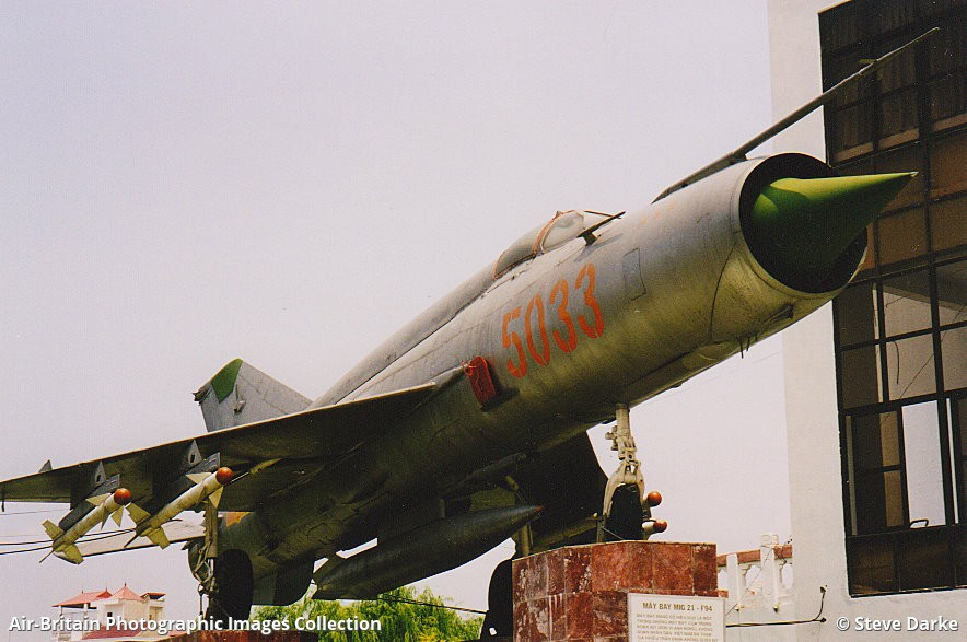 Bằng chứng cho việc học thuyết thay đổi khiến tốc độ của chiến đấu cơ giảm dần chính là chiếc tiêm kích MiG-21 của Không quân Việt Nam. Phiên bản MiG-21Bis từng được chúng ta sử dụng có tốc độ còn cao hơn cả tiêm kích SU-30MK2V. Nguồn ảnh: Stevedarke.