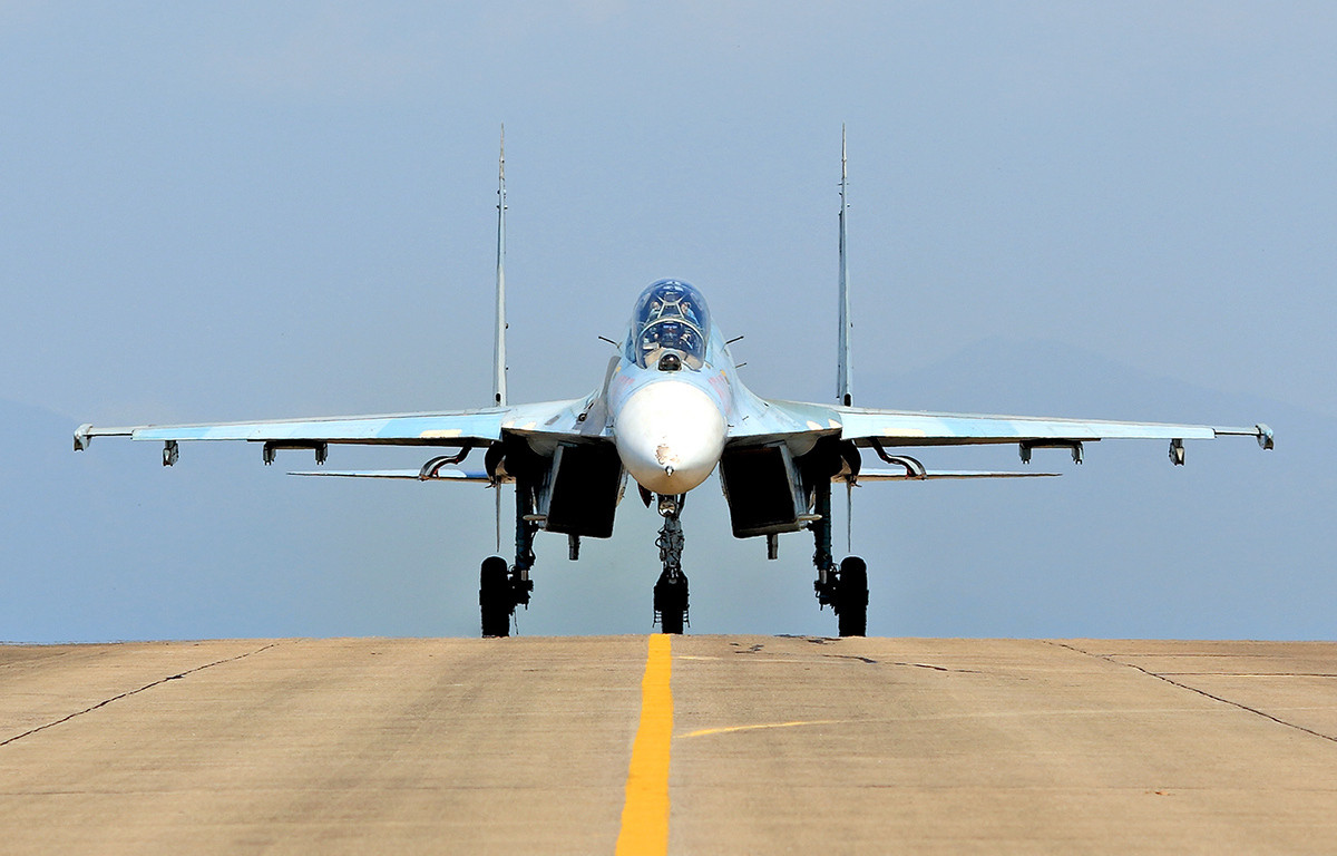 Cuối cùng, chiếc chiến đấu cơ có tốc độ bay nhanh nhất của Không quân Việt Nam chính là Su-27. Loại chiến đấu cơ tiền thân của Su-30MK2V này có tốc độ tối đa lên tới 2500 km/h, nhanh hơn mọi loại chiến đấu cơ từng phục vụ trong Không quân Việt Nam. Nguồn ảnh: KQVN.