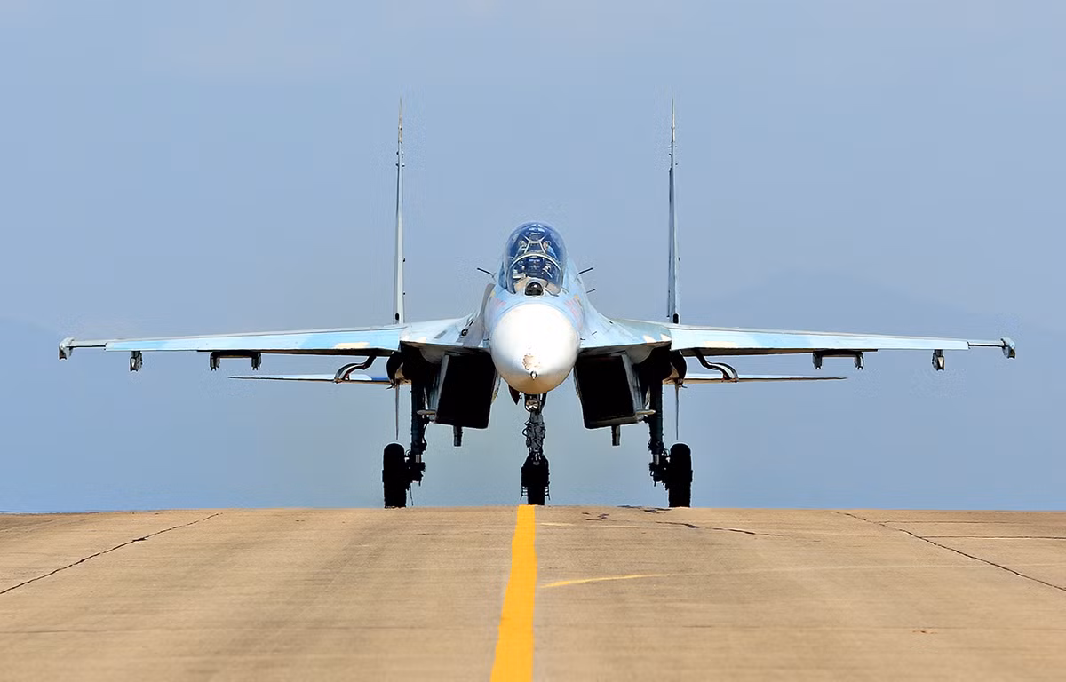 Cuối cùng, chiếc chiến đấu cơ có tốc độ bay nhanh nhất của Không quân Việt Nam chính là Su-27. Loại chiến đấu cơ tiền thân của Su-30MK2V này có tốc độ tối đa lên tới 2500 km/h, nhanh hơn mọi loại chiến đấu cơ từng phục vụ trong Không quân Việt Nam. Nguồn ảnh: KQVN.