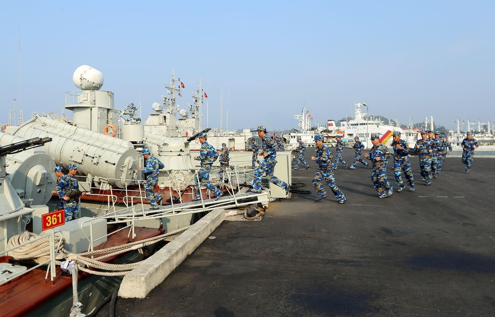 Điểm mạnh bậc nhất của Kh-35 đó là nó có khả năng biến hình cực kỳ cao. Cụ thể, cùng một loại tên lửa, Kh-35 có thể phóng từ nhiều cơ cấu khác nhau bao gồm phóng từ trực thăng, phóng từ tàu mặt nước hoặc phóng từ mặt đất mà không cần phải chia ra các phiên bản khác nhau. Nguồn ảnh: BHQ.