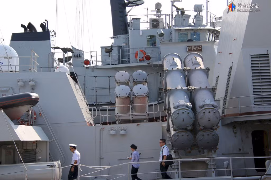 Tuy nhiên, như đã nói ở trên, do có giá thành khá rẻ nên việc khai hoả một loạt tên lửa Kh-35 vào cùng một mục tiêu đắt giá là điều hoàn toàn dễ hiểu. Việc khai hoả nhiều tên lửa Kh-35 cùng lúc, tới mục tiêu cùng một thời điểm sẽ gần như khắc phục được nhược điểm dễ bị đánh chặn của nó. Nguồn ảnh: TL.