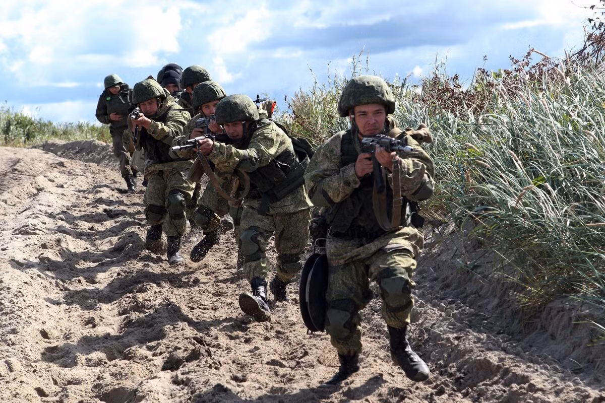 Cụ thể, ông Putin khẳng định việc Nga cắt giảm chi tiêu quốc phòng không đồng nghĩa với việc quân số hay sức mạnh của quân đội Nga bị giảm đi. Việc chi tiêu quốc phòng của cường quốc quân sự này bị cắt giảm đơn giản là do quân đội Nga hiện đã chạm tới "đỉnh của hiện đại hoá". Nguồn ảnh: Rumil.