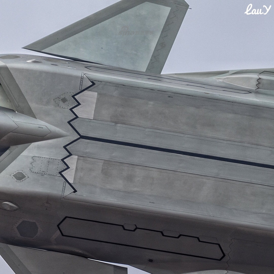 Phần khoang vũ khí của J-20 được thiết kế với những đường gờ rất rõ ở khu vực nắp tiếp xúc với thân. Giống với nhiều loại chiến đấu cơ thế hệ 5 khác, khi mở khoang vũ khí, J-20 sẽ mất đi khả năng tàng hình. Nguồn ảnh: Sina.