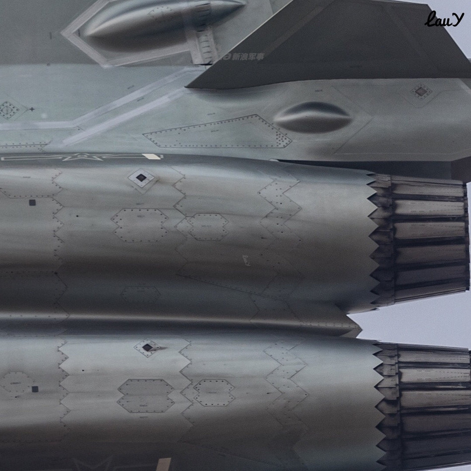 Những "khối u" của tiêm kích J-20 thể hiện rất rõ ở khu vực đuôi gần với động cơ của chiến đấu cơ này. Nhiều khả năng đây là nơi các chiến đấu cơ J-20 đặt các cảm biến của mình hoặc đơn giản là những bộ phận, chi tiết sau này được thêm vào và không còn khoảng không bên trong chiếc J-20 nên buộc phải lắp đặt lộ ra phía bên ngoài. Nguồn ảnh: Sina.