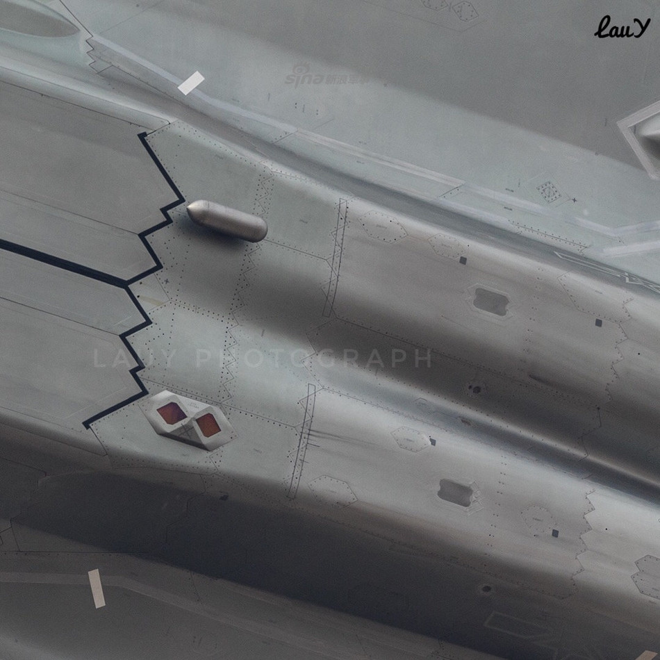 Ờ phía dưới bụng máy bay, có rất nhiều khối gờ nổi thậm chí còn được cấu tạo bất đối xứng. Tuy nhiên những chi tiết này là rất nhỏ, khó có thể ảnh hưởng tới kiểu dáng khí động học của máy bay. Nguồn ảnh: Sina.