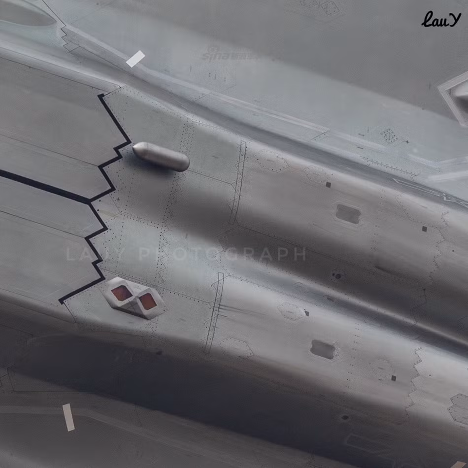 Ờ phía dưới bụng máy bay, có rất nhiều khối gờ nổi thậm chí còn được cấu tạo bất đối xứng. Tuy nhiên những chi tiết này là rất nhỏ, khó có thể ảnh hưởng tới kiểu dáng khí động học của máy bay. Nguồn ảnh: Sina.