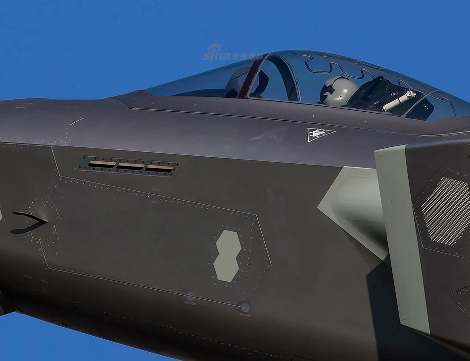 Cận cảnh mạn phải của chiến đấu cơ J-20 khu vực dưới khoang điều khiển, trước họng hút động cơ có một khối nổi rất rõ, đồng màu với một vài khu vực trên máy bay. Nguồn ảnh: Sina.