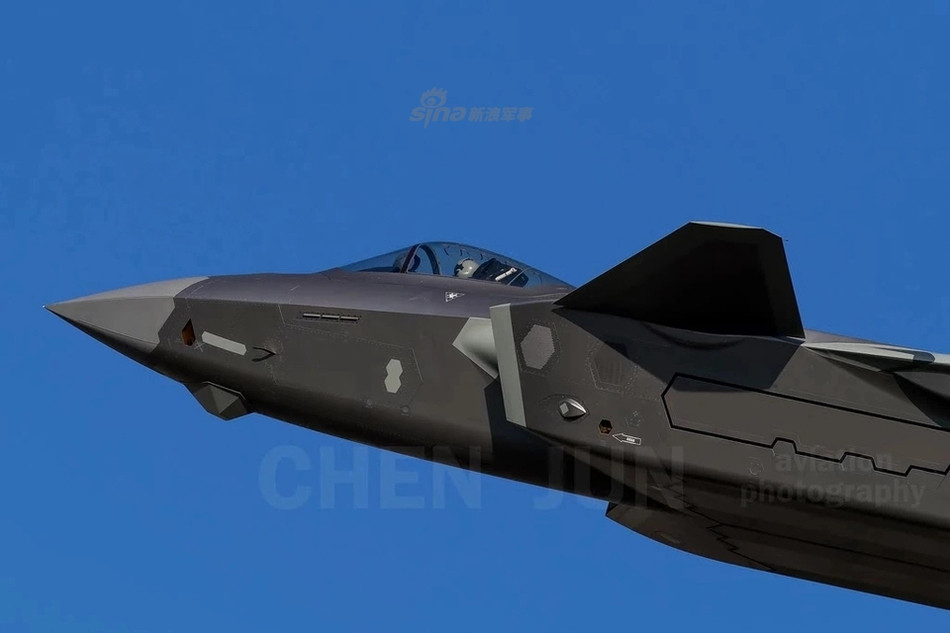 Ở cạnh hai bên họng hút của động cơ cũng có những khối nổi lên với màu sơn khác hoàn toàn với màu sơn máy bay. Việc mang màu sơn khác cho thấy rất có thể bên dưới những khối gờ này là các thiết bị cảm biến. Nguồn ảnh: Sina.