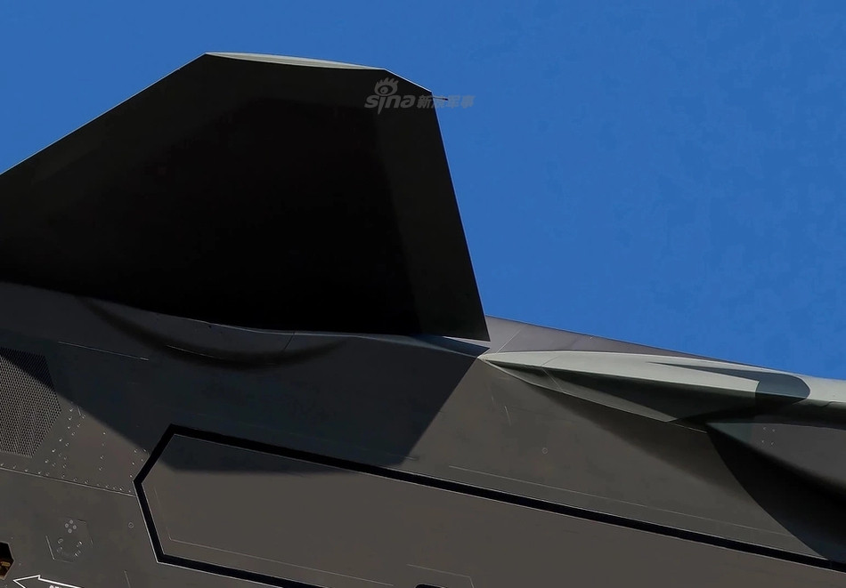 Hiện tại vẫn chưa rõ những đường nét gờ nổi lên khỏi thân vỏ của J-20 có ảnh hưởng tới kiểu dáng khí động học hoặc khả năng tàng hình của nó hay không. Tuy nhiên, theo Jane's, một bức ảnh rò rỉ trên mạng hồi cuối tháng 10 cho thấy tiêm kích tàng hình J-20 do Tập đoàn Thành Đô (CAC) phát triển dường như đang thực hiện thử nghiệm phiên bản của động cơ turbofan Thái Hành WS-10A với vòi phun hình răng cưa để tăng khả năng tành hình. Nguồn ảnh: Sina.