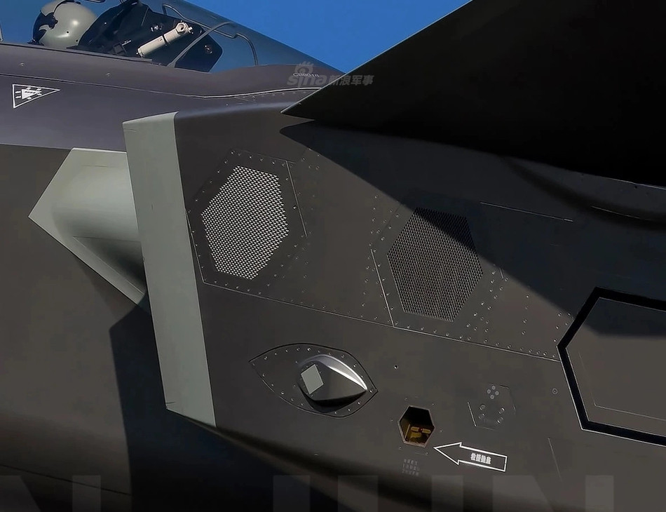 Hai tấm lục giác ở bên động cơ trái của J-20 từng khiến truyền thông thế giới tốn rất nhiều giấy mực. Nhiều chuyên gia cho rằng đây là hệ thống truyền nhận thông tin MADL, tuy nhiên các chuyên gia nghi ngờ cấu tạo hoặc băng tần của hệ thống mà Trung Quốc sử dụng trên chiếc J-20 vì hệ thống tương tự trên chiếc F-35 có đường kính nhỏ hơn nhiều, chỉ khoảng 8cm. Nguồn ảnh: Sina.