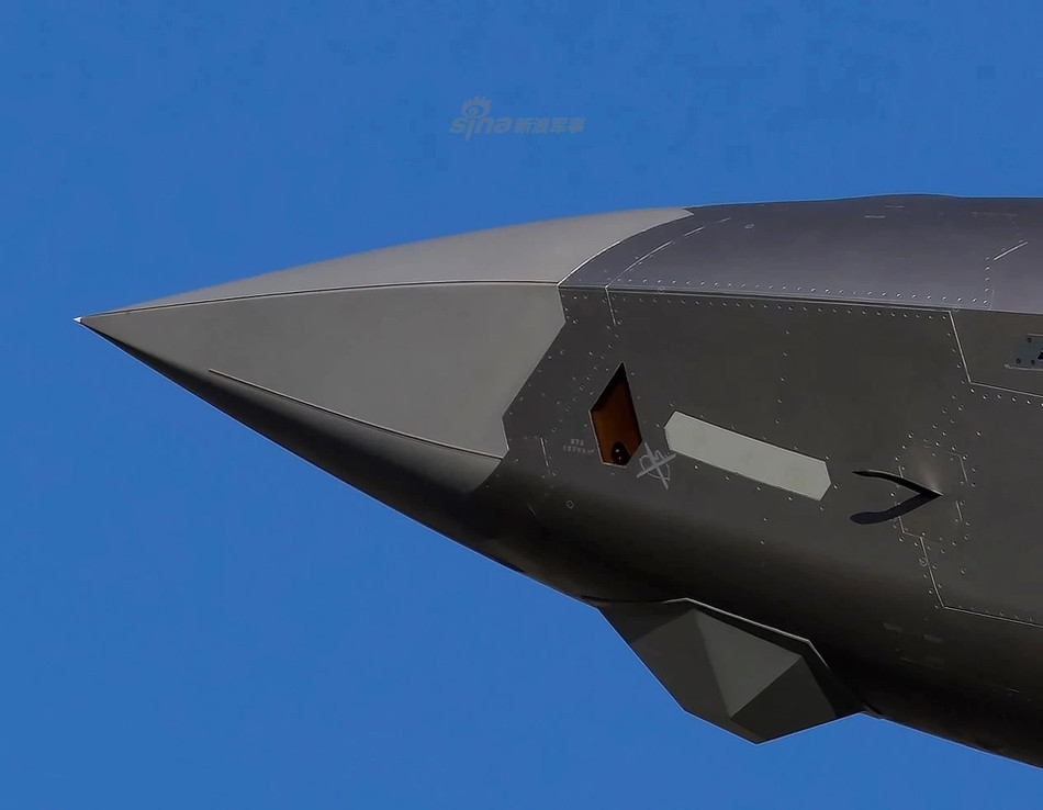 Màu sắc này có phần tương đồng với mũi máy bay - thường là nơi đặt hệ thống radar và dày đặc các cảm biến tốc độ, cảm biến khí tượng. Nguồn ảnh: Sina.