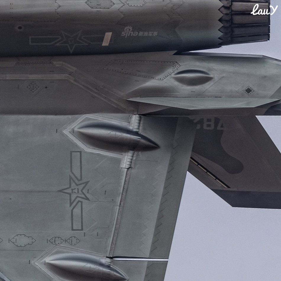 Những bức ảnh chụp chi tiết của chiến đấu cơ J-20 mới đây vừa được công bố đã cho thấy rất rõ những gờ nổi trên chiếc máy bay chiến đấu của Không quân Trung Quốc. Nguồn ảnh: Sina.