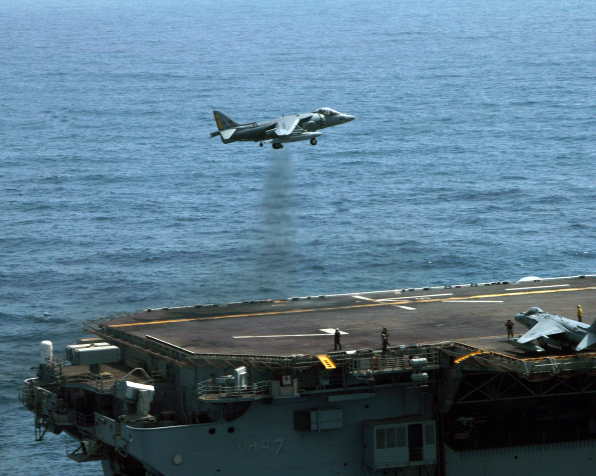 Trong khi đó, F-35B có khả năng mang theo tối đa được 8 tấn vũ khí và tốc độ tối đa Mach 1.6 - nghĩa là tương đương với phiên bản F-35C - vốn được thiết kế để cất cánh bằng máy phóng và hạ cánh bằng cáp hãm đà trên hàng không mẫu hạm. Nguồn ảnh: Sina.