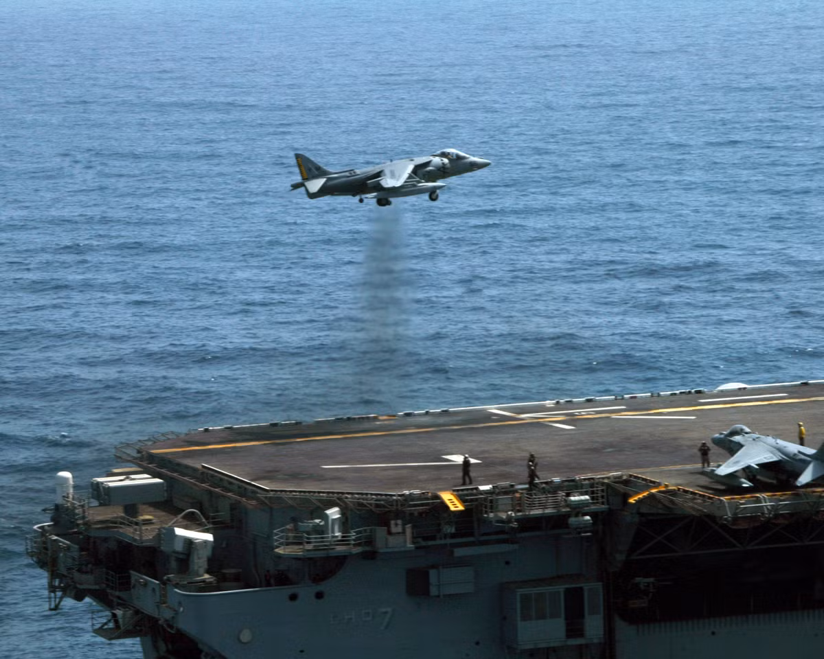 Trong khi đó, F-35B có khả năng mang theo tối đa được 8 tấn vũ khí và tốc độ tối đa Mach 1.6 - nghĩa là tương đương với phiên bản F-35C - vốn được thiết kế để cất cánh bằng máy phóng và hạ cánh bằng cáp hãm đà trên hàng không mẫu hạm. Nguồn ảnh: Sina.