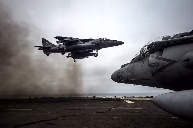 Tuy nhiên, AV-8B đã phải đánh đổi khá nhiều để có thể cất cánh được thẳng đứng như máy bay trực thăng. Sự đánh đổi lớn nhất của AV-8B đó là nó có tốc độ tối đa chậm hơn tốc độ siêu âm và mang được chỉ 4 tấn vũ khí. Nguồn ảnh: Sina.