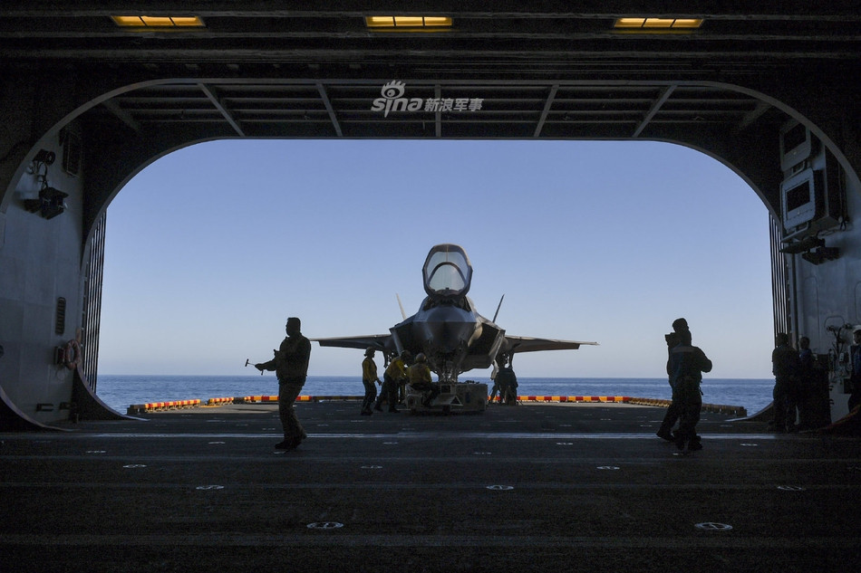 Thang máy đẩy đang đưa một chiếc F-35B của Không quân Hải quân Mỹ từ khoang chứa hàng lên boong cất cánh. Nguồn ảnh: Sina.