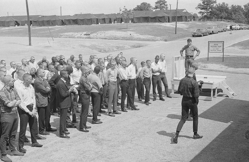 Kể từ khi lập quốc tới chiến tranh Việt Nam, cuộc chiến tranh tại Đông Dương này có tỷ lệ lính Mỹ tốt nghiệp cấp ba cao nhất, gấp đôi thế hệ tham chiến trong hiến tranh Thế giới thứ hai và cũng có độ tuổi trung bình già nhất so với các lớp "lính chiến" của Mỹ trước đó. Nguồn ảnh: WATM.