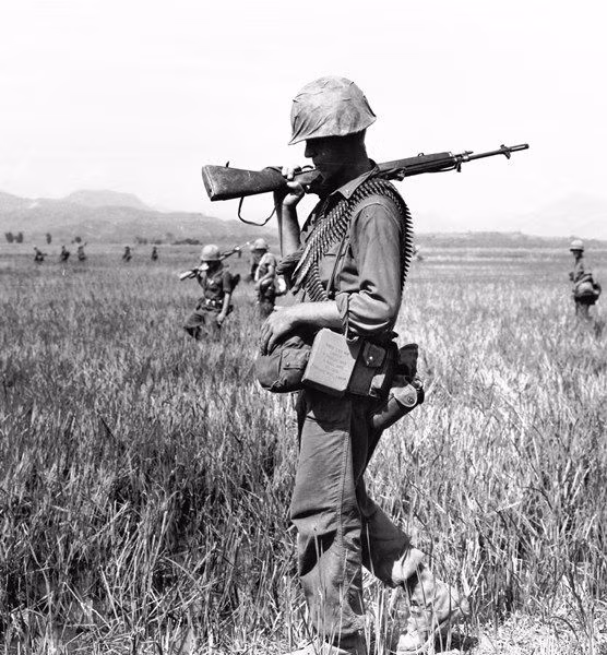 Theo thống kê của quân đội Mỹ, độ tuổi trung bình của lính Mỹ tham chiến ở Việt Nam là 23 tuổi và 80% trong số họ có bằng tốt nghiệp cấp ba. Nguồn ảnh: WATM.