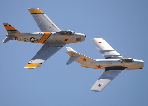 Kiểu thiết kế này đã giúp F-86A phá một loạt các kỷ lục về tốc độ và khả năng lượn khi giao tranh. Nó vượt trội tới mức cần tới 10 chiếc MiG-15 của Liên Xô mới bắn hạ được một chiếc F-86A. Trong chiến tranh Triều Tiên, Mỹ chỉ mất 80 chiếc F-86A trong khi đó Liên Xô mất tận... 800 chiếc MiG-15. Nguồn ảnh: BI.