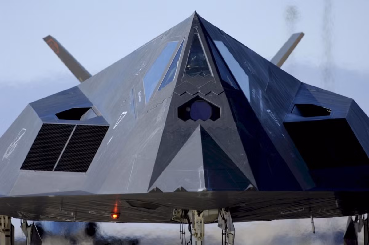 Một biểu tượng khác trong ngành Không quân chính là máy bay F-117 Nighthawk. Đây được xem là loại máy bay tàng hình đầu tiên tham chiến trực tiếp khi nó ra đời từ năm 1981. Nguồn ảnh: BI.